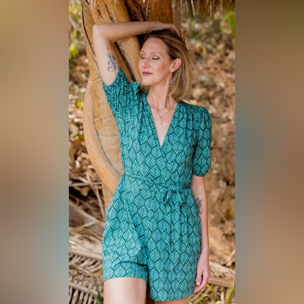 Boden Ruby Jersey Romper in Green Palm Leaf Print Size 6P.  Belt not included